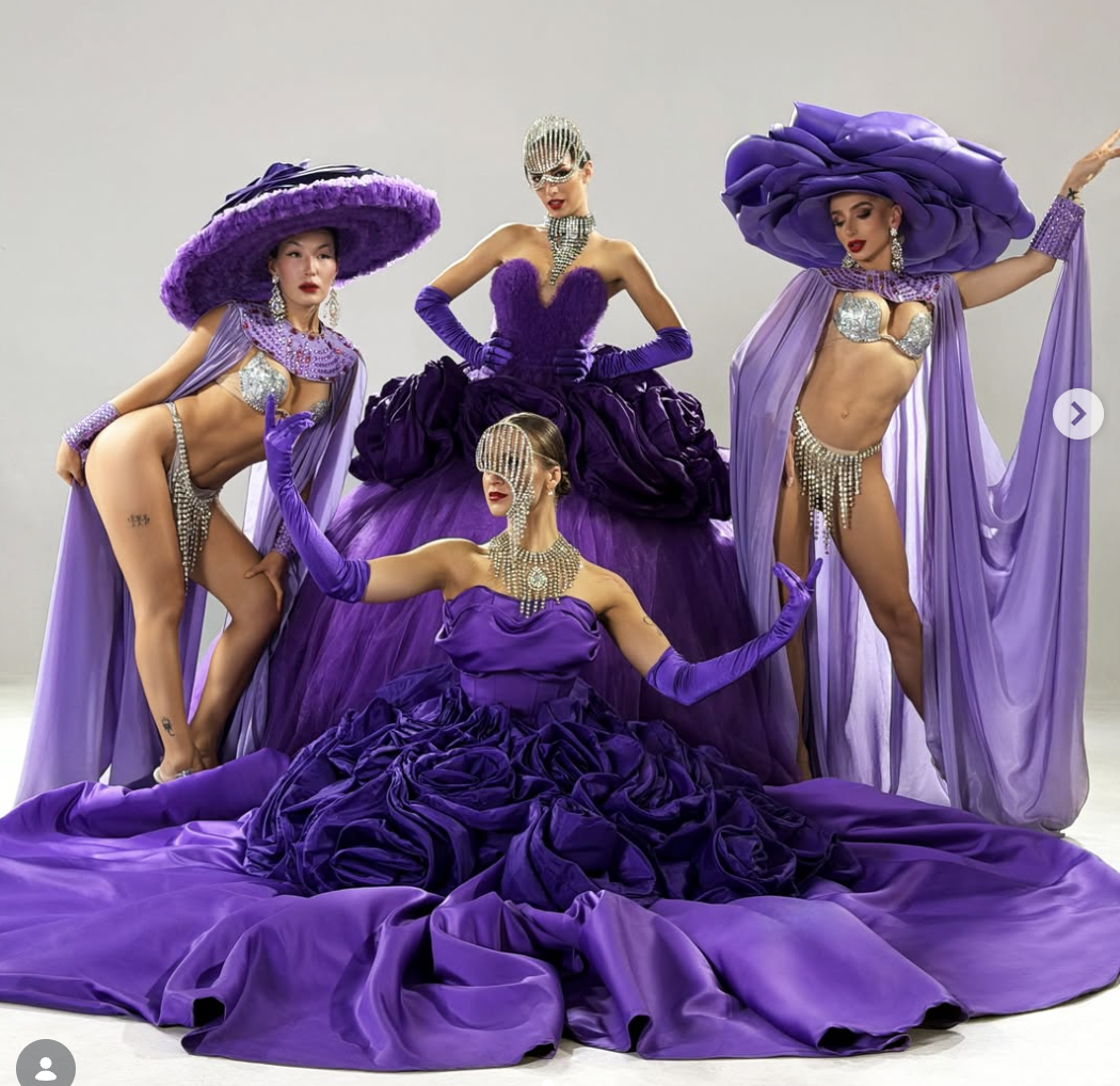 Modelos de Divine Star Couture con vestidos morados