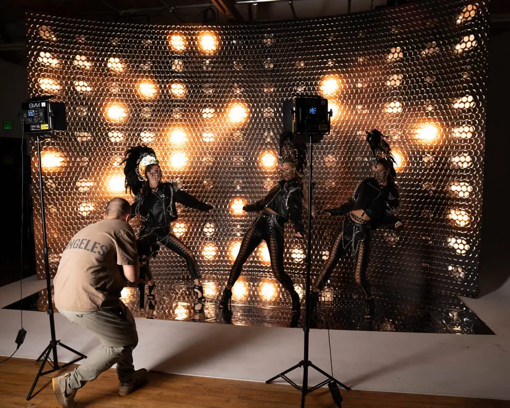 Escenario iluminado del evento con artistas — superficie de visibilidad para el logotipo del patrocinador