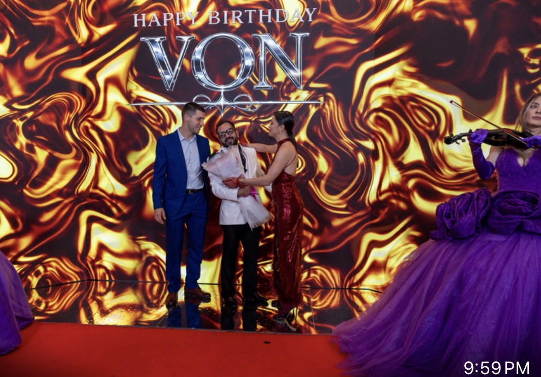 Escenario iluminado del evento con artistas — superficie de visibilidad para el logotipo del patrocinador